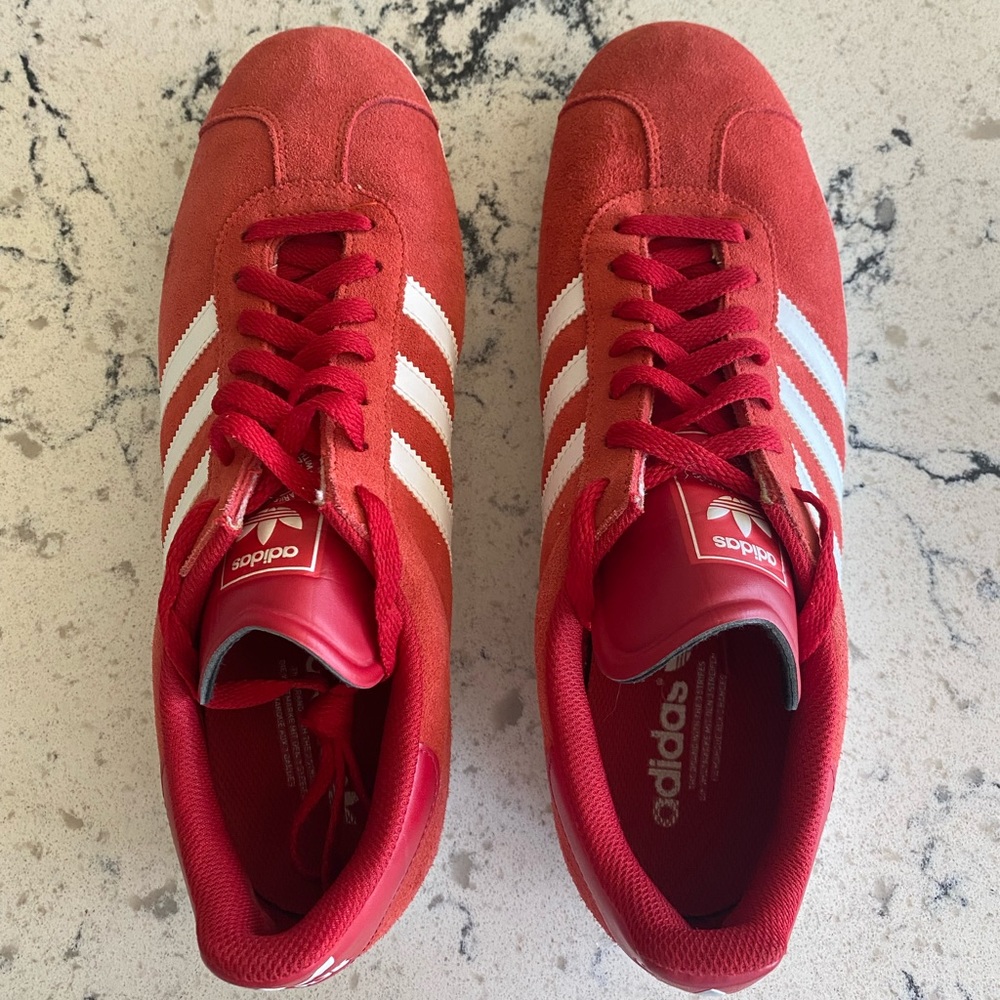 Adidas Die Marke Mit Den 3 Streifen Red Sneakers
